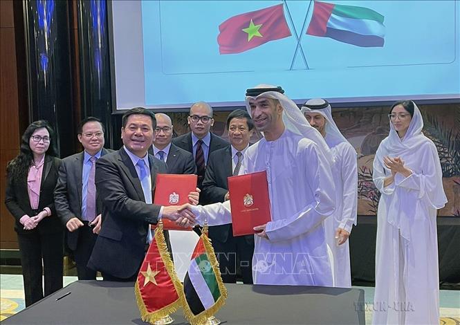 Bộ trưởng Công Thương Nguyễn Hồng Diên và Quốc vụ khanh, Bộ trưởng Ngoại thương UAE Thani Bin Ahmed Al Zeyoudi ký biên bản tuyên bố cấp Bộ trưởng về việc khởi động đàm phán Hiệp định đối tác toàn diện Việt Nam - UAE (Abu Dhabi, 6/4/2023). Ảnh: TTXVN phát