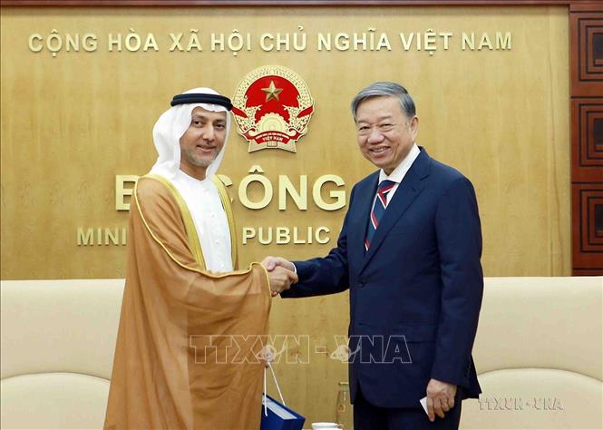Bộ trưởng Công an Tô Lâm tiếp Đại sứ UAE tại Việt Nam Bader Almatrooshi (Hà Nội, 12/5/2023). Ảnh: Phạm Kiên - TTXVN