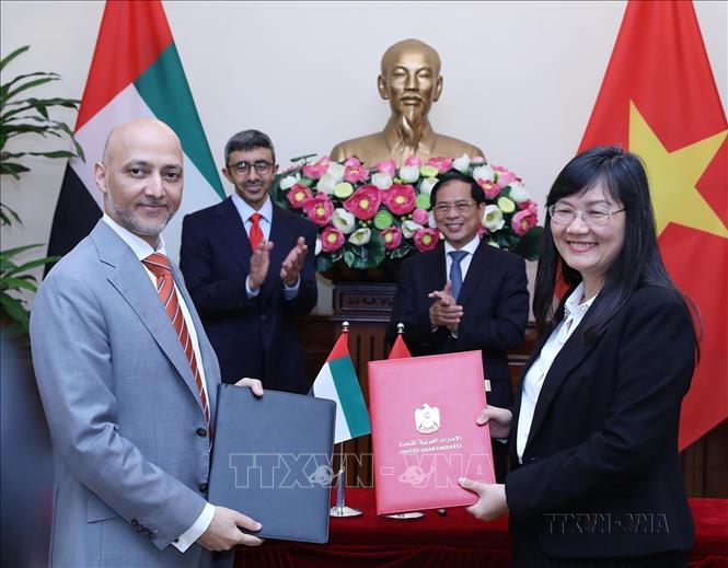 Bộ trưởng Ngoại giao Bùi Thanh Sơn và Bộ trưởng Ngoại giao UAE Sheikh Abdullah bin Zayed Al Nahyan chứng kiến lễ ký biên bản hợp tác giữa Học viện Ngoại giao hai nước (Hà Nội, 14/6/2023). Ảnh: Lâm Khánh – TTXVN