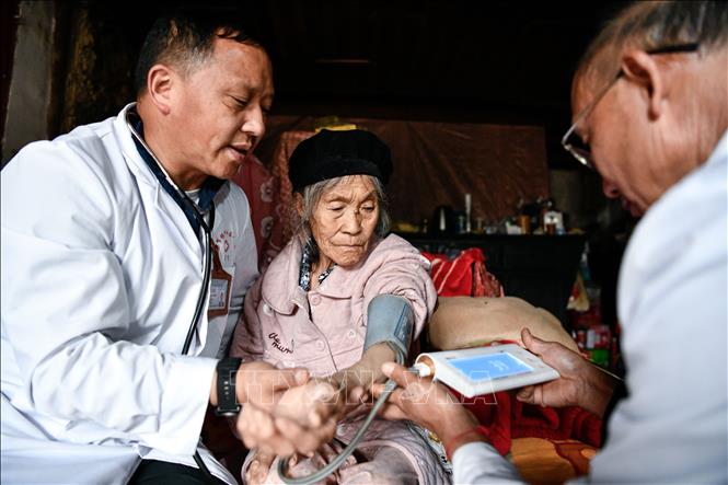 Nhân viên y tế kiểm tra sức khỏe cho người cao tuổi tại tỉnh Quý Châu, Trung Quốc, ngày 19/7/2023. Ảnh: THX/TTXVN