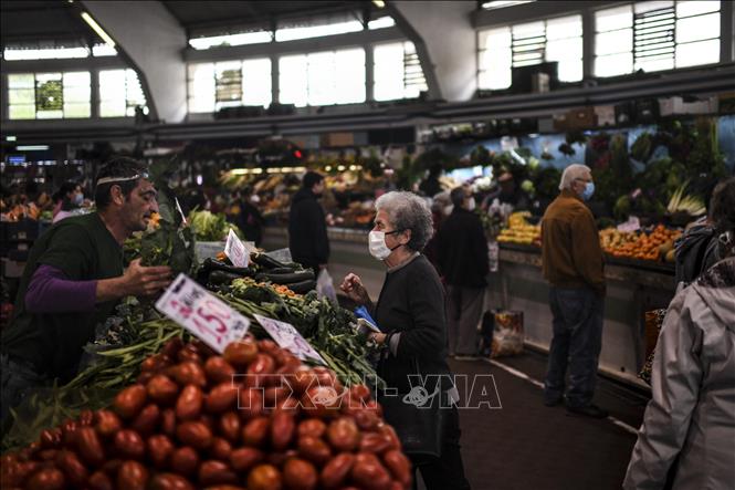Người cao tuổi mua thực phẩm tại khu chợ ở Lisbon, Bồ Đào Nha. Ảnh: AFP/TTXVN