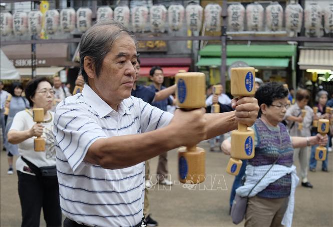 Người cao tuổi tập thể dục tại Tokyo, Nhật Bản. Ảnh: AFP/TTXVN