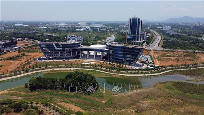 Nhiều công trình vẫn đang tiếp tục xây dựng trong Khu CNC Hòa Lạc. Ảnh: Huy Hùng - TTXVN
