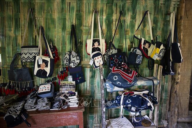 Trong ảnh: Đồ lưu niệm được làm thủ công bằng vải thổ cẩm bày bán tại các homestay ở Bản Sưng (Đà Bắc, Hòa Bình). Ảnh: Trọng Đạt - TTXVN