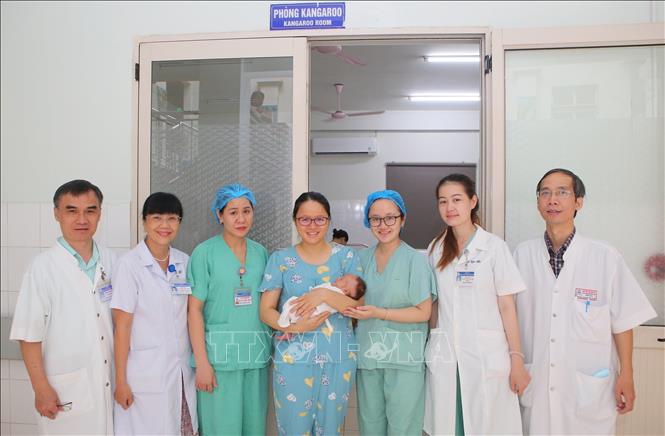 Bệnh nhi được xuất viện sau khi được các bác sỹ Trung tâm Nhi khoa, Bệnh viện Trung ương Huế được phẫu thuật 2 lần cùng điều trị nội nhi tích cực trong 39 ngày. Ảnh: TTXVN phát