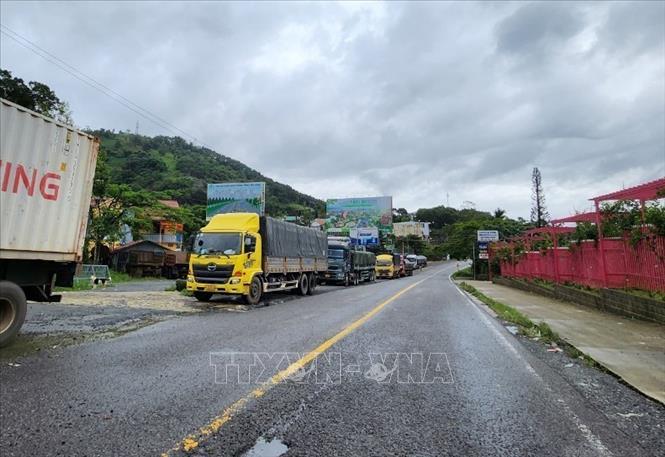 Các phương tiện nằm chờ dưới chân đèo Bảo Lộc hai ngày qua sau khi xảy ra vụ sạt lở nghiêm trọng làm tuyến đèo này bị chia cắt hoàn toàn. Ảnh: Nguyễn Dũng – TTXVN 
