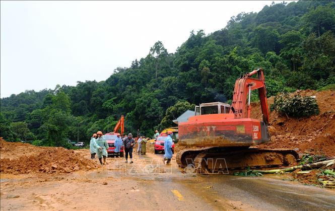Lực lượng chức năng huy động hàng trăm người và phương tiện nỗ lực tìm kiếm người bị nạn và giải phóng hiện trường vụ sạt lở trên đèo Bảo Lộc trong ngày 31/7. Ảnh: Nguyễn Dũng – TTXVN 