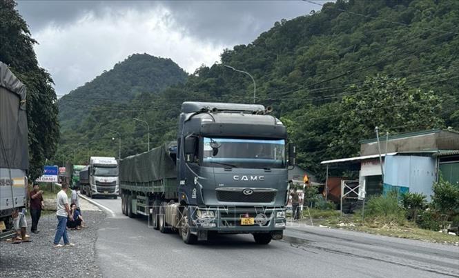 Các phương tiện lần lượt lưu thông qua đèo Bảo Lộc sau khi tuyến đèo được thông tuyến từ trưa 1/8. Ảnh: TTXVN phát