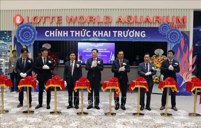 Trong ảnh: Các đại biểu thực hiện nghi thức khai trương. Ảnh: Trần Việt - TTXVN