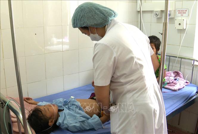 Các cháu nhỏ bị ngộ độc do ăn quả hồng châu được điều trị tại Bệnh viện Đa khoa huyện Đồng Văn, Hà Giang. Ảnh: Minh Tâm-TTXVN