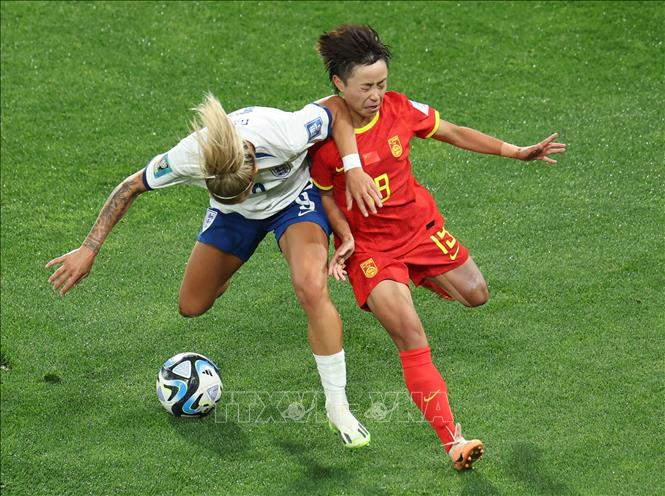 Pha tranh bóng giữa cầu thủ Rachel Daly (trái) đội tuyển Anh và Zhang Linyan đội tuyển Trung Quốc. Ảnh: THX/TTXVN