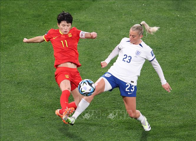 Pha tranh bóng giữa cầu thủ Alessia Russo (phải) đội tuyển Anh và Wang Shanshan đội tuyển Trung Quốc. Ảnh: THX/TTXVN
