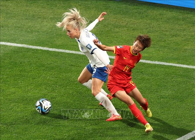 Pha tranh bóng giữa cầu thủ Alex Greenwood (trái) đội tuyển Anh và Lou Jiahui đội tuyển Trung Quốc. Ảnh: THX/TTXVN