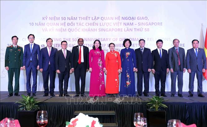 Vice President Vo Thi Anh Xuan (6thL) and other delegates. VNA Photo: An Đăng 