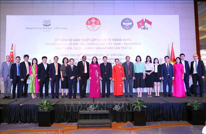 Vice President Vo Thi Anh Xuan, Singaporean Ambassador to Vietnam Jaya Ratnam and other delegates. VNA Photo: An Đăng 