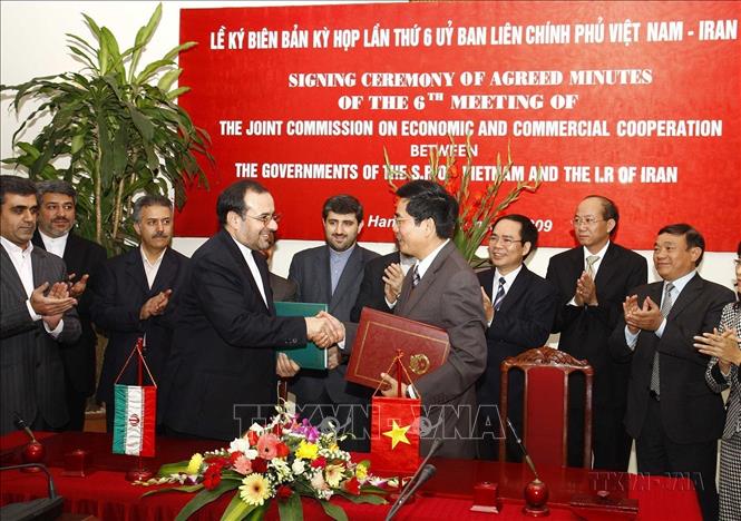 Ký biên bản kỳ họp lần thứ 6 Uỷ ban liên Chính phủ  Việt Nam - Iran về hợp tác kinh tế và thương mại (Hà Nội, 23/12/2009). Ảnh Đình Huệ - TTXVN