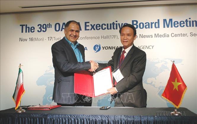 Tổng Giám đốc TTXVN Nguyễn Đức Lợi (phải) và Giám đốc điều hành Hãng Thông tấn Nhà nước Iran (IRNA) Mohammad Khodadi ký Thỏa thuận về trao đổi thông tin song phương, trong khuôn khổ Hội nghị lần thứ 39 Ban Chấp hành OANA, tại Seoul (Hàn Quốc), ngày 16/11/2015. Ảnh: Vũ Toàn - TTXVN