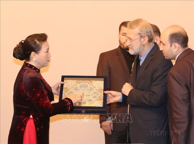 Trong chương trình tham dự Đại hội đồng Liên minh Nghị viện thế giới lần thứ 137 (IPU - 137), sáng 15/10/2017, tại Sanint Peterburg (Liên bang Nga), Chủ tịch Quốc hội Nguyễn Thị Kim Ngân hội kiến Chủ tịch Quốc hội Iran Ali Ardeshi Larijani. Ảnh: Trọng Đức - TTXVN