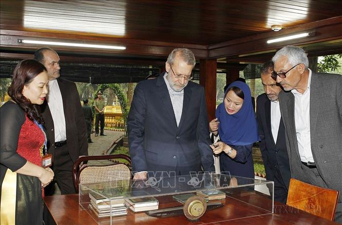 Trong chương trình thăm chính thức Việt Nam, sáng 16/4/2018, Chủ tịch Quốc hội Iran Ali Ardeshir Larijani đến thăm Khu di tích Chủ tịch Hồ Chí Minh tại Phủ Chủ tịch. Ảnh: Văn Điệp – TTXVN