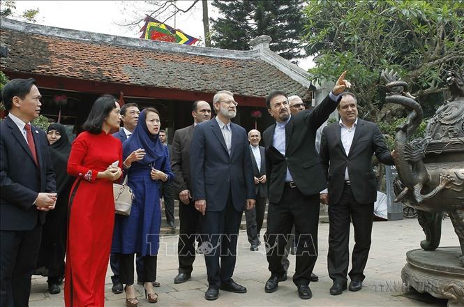 Trong chương trình thăm chính thức Việt Nam, sáng 17/4/2018, Chủ tịch Quốc hội Iran Ali Ardeshir Larijani đến thăm Khu Di tích Quốc gia đặc biệt Văn Miếu - Quốc Tử Giám ở Thủ đô Hà Nội. Ảnh: Văn Điệp – TTXVN
 