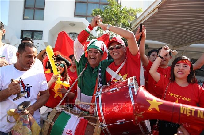 Cổ động viên Việt Nam và Iran thể hiện tình cảm hữu nghị khi tới sân vận động Al Nahyan (Abu Dhabi, UAE) để cổ vũ cho trận đấu giữa đội tuyển Việt Nam gặp đội tuyển Iran trong lượt trận thứ 2 bảng D Asian Cup 2019, ngày 12/1/2019. Ảnh: Hoàng Linh - TTXVN