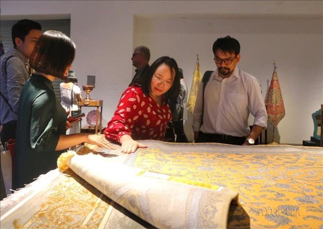 Khách tham quan triển lãm 