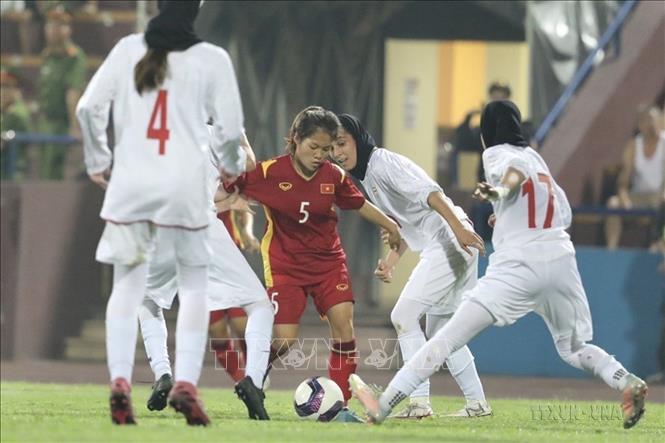 Trận đấu giữa đội tuyển U20 nữ Việt Nam (áo đỏ) gặp đội tuyển U20 nữ Iran (áo trắng) trong khuôn khổ vòng loại 2 bảng A, giải U20 nữ châu Á 2024 trên sân Việt Trì (Phú Thọ, 3/6/2023). Ảnh: Minh Quyết - TTXVN