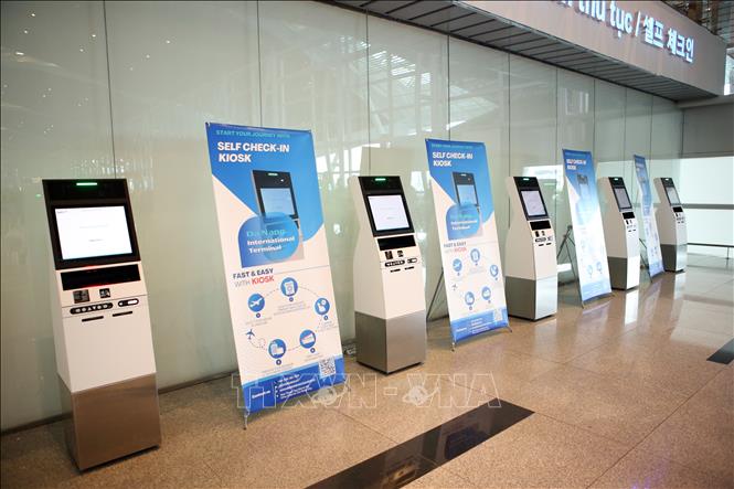 The Da Nang International Terminal Investment and Operation Joint Stock Company inaugurates self-check-in kiosks for passengers of Korean Air at Da Nang International Airport on August 1. VNA Photo: Trần Lê Lâm