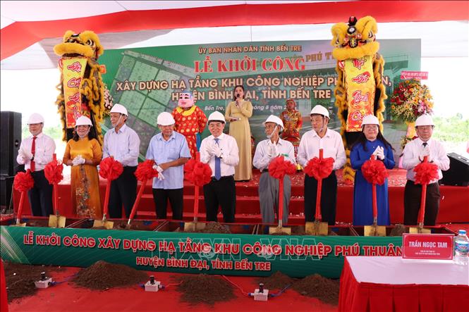 Trong ảnh: Lễ Khởi công xây dựng hạ tầng Khu công nghiệp Phú Thuận, huyện Bình Đại, tỉnh Bến Tre. Ảnh: Công Trí - TTXVN
