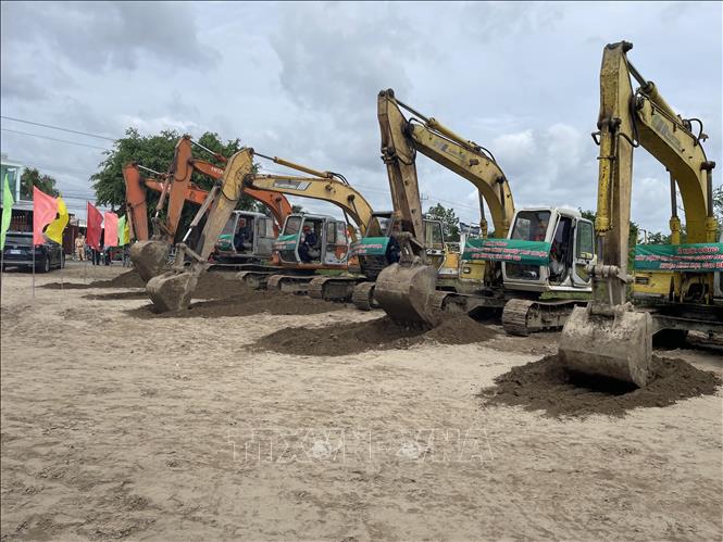 Trong ảnh: Đơn vị thi công triển khai xây dựng hạ tầng Khu công nghiệp Phú Thuận, huyện Bình Đại, tỉnh Bến Tre. Ảnh: Công Trí - TTXVN
