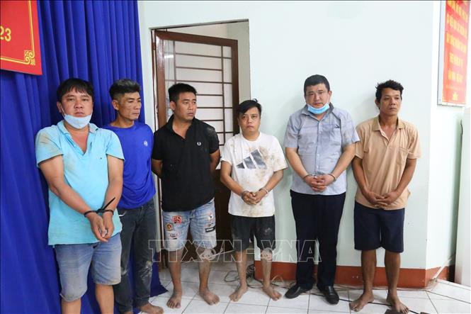Các đối tượng tham gia đá gà ăn tiền bị công an tỉnh Bình Dương tạm giữ sàn lọc để phục vụ điều tra. Ảnh: TTXVN phát