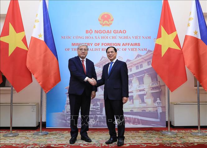 Vietnamese Minister of Foreign Affairs Bui Thanh Son and his Philippine counterpart Enrique Manalo co-chair the 10th meeting of the countries’ Joint Committee for Bilateral Cooperation (JCBC) in Hanoi on August 2. VNA Photo: Lâm Khánh

