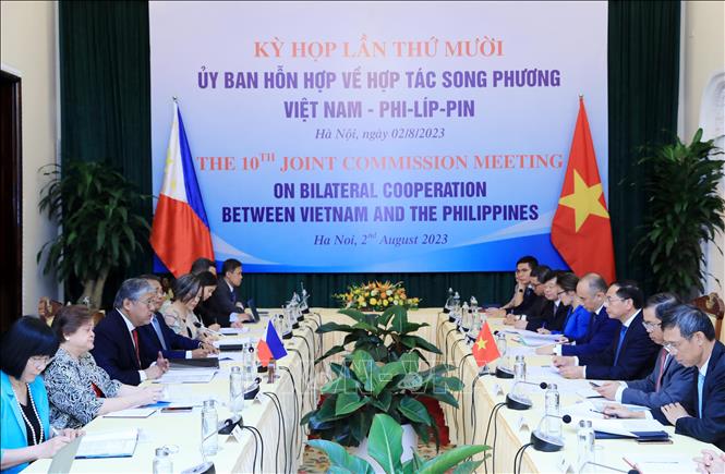 Vietnamese Minister of Foreign Affairs Bui Thanh Son and his Philippine counterpart Enrique Manalo co-chair the 10th meeting of the countries’ Joint Committee for Bilateral Cooperation (JCBC) in Hanoi on August 2. VNA Photo: Lâm Khánh