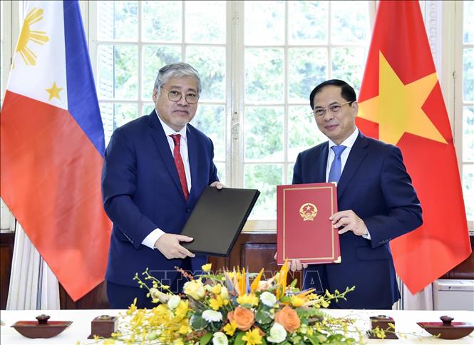 Vietnamese Minister of Foreign Affairs Bui Thanh Son and his Philippine counterpart Enrique Manalo sign an agreement and agree to organise the 11th meeting in the Philippines at a suitable time in 2025. VNA Photo: Lâm Khánh