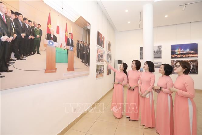 Khách tham quan triển lãm. Ảnh: Minh Quyết - TTXVN