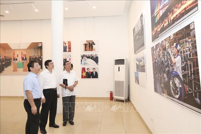 Đại biểu tham quan triển lãm. Ảnh: Minh Quyết - TTXVN