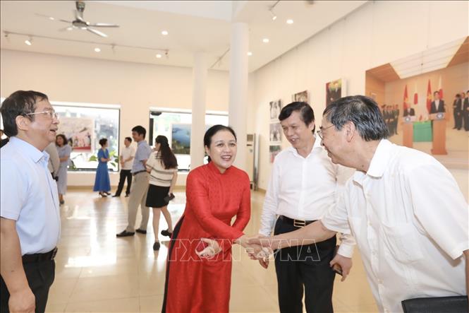 Đại biểu đến tham dự triển lãm. Ảnh: Minh Quyết - TTXVN