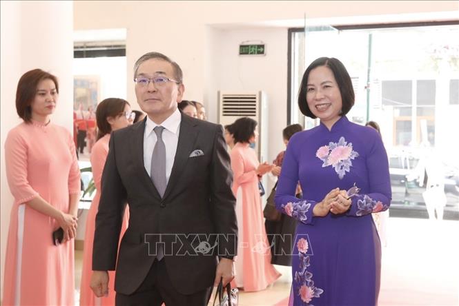 Tổng giám đốc TTXVN Vũ Việt Trang và Chủ tịch Kyodo Mizutani Toru đến tham dự triển lãm. Ảnh: Minh Quyết - TTXVN