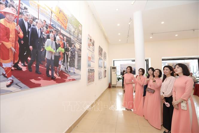 Visitors at the exhibition. VNA Photo: Minh Quyết 