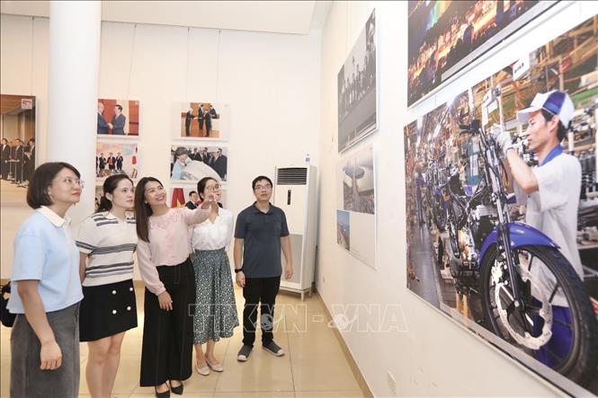 Visitors at the exhibition. VNA Photo: Minh Quyết 