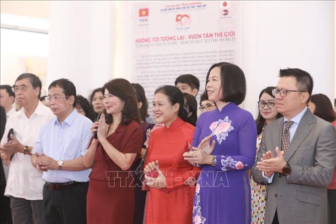 Delegates attend the exhibition’s opening ceremony. VNA Photo: Minh Quyết 