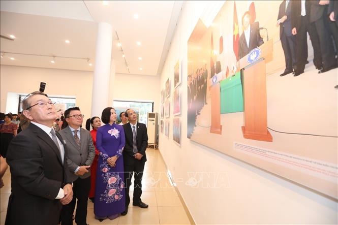 Đại biểu tham quan triển lãm. Ảnh: Minh Quyết - TTXVN