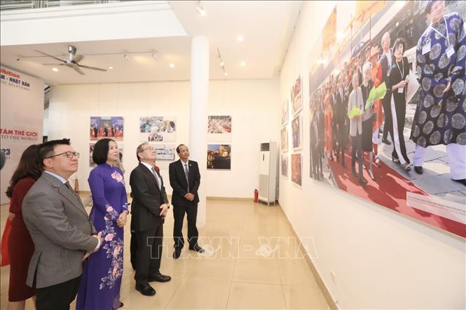 Đại biểu tham quan triển lãm. Ảnh: Minh Quyết - TTXVN