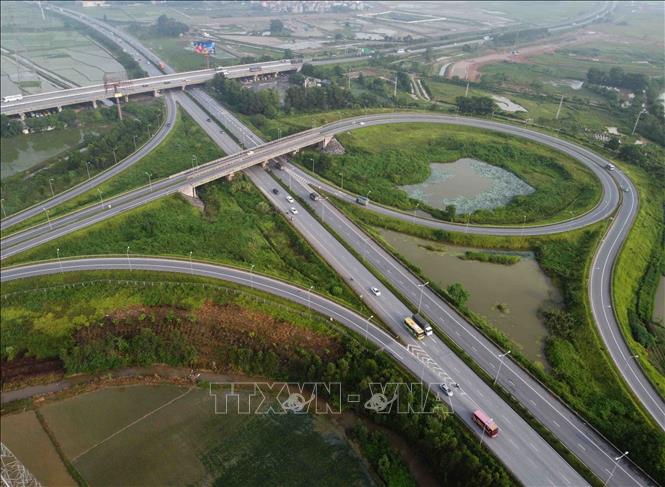 Nút giao thông Quốc lộ 18 với đường cao tốc Hà Nội – Thái Nguyên nhìn từ trên cao. Ảnh: Vũ Sinh - TTXVN