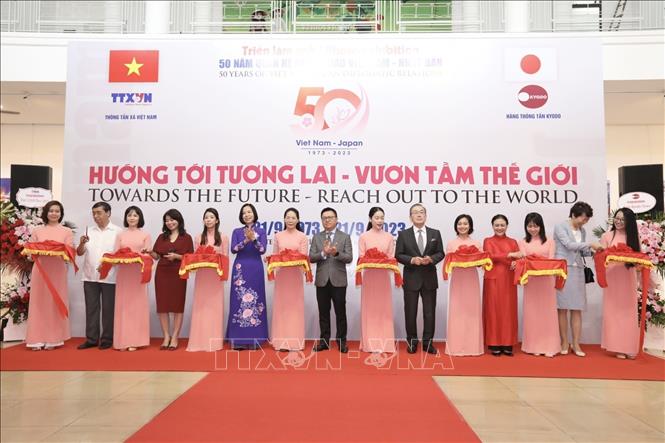 Delegates cut the ribbon to open the exhibition. VNA Photo: Minh Quyết 