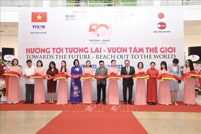 Delegates cut the ribbon to open the exhibition. VNA Photo: Minh Quyết 