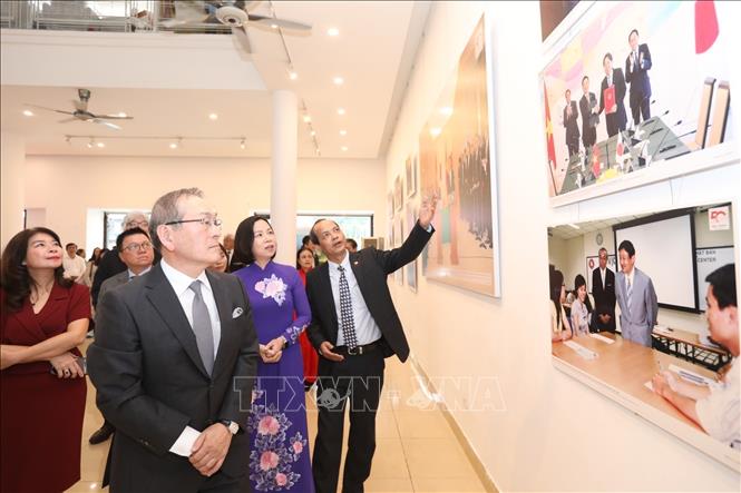 VNA General Director Vu Viet Trang, Kyodo President Mizutani Toru and delegates visit the exhibition. VNA Photo: Minh Quyết 