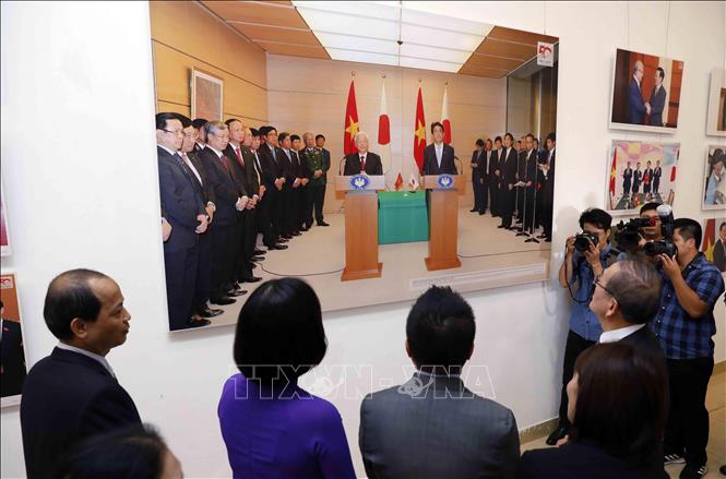 Đại biểu tham quan triển lãm. Ảnh: An Đăng - TTXVN
