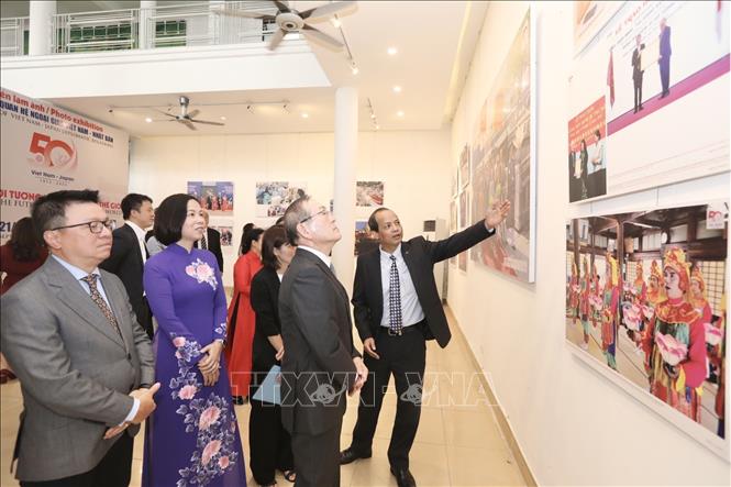 VNA General Director Vu Viet Trang, Kyodo President Mizutani Toru and delegates visit the exhibition. VNA Photo: Minh Quyết 