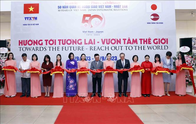 Nghi lễ cắt băng khai mạc triển lãm. Ảnh: An Đăng - TTXVN